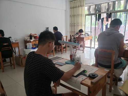 “小伙子们，都进入学习状态了，很投入，点赞！”.jpg